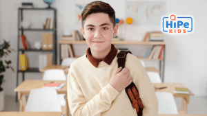 Jeune garçon se préparant à entrer au collège pour la première fois avec un sac à dos sur le dos dans une salle de classe.