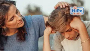 Une maman qui rassure son fils stressé à cause de la rentrée.