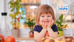 Petite fille de 3 ans qui apprend l'anglais