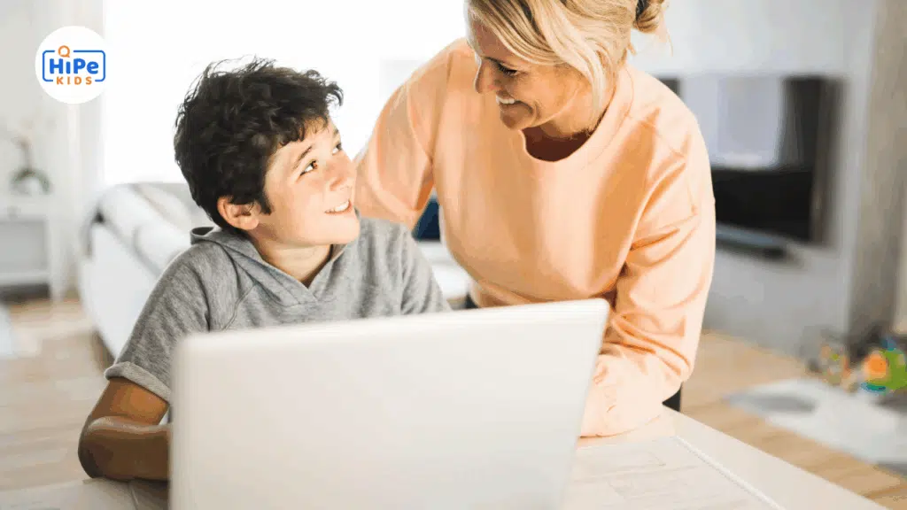 Enfant souriant pendant un cours d'anglais en ligne, confiant et détendu